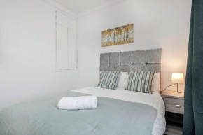 Stunning Top 2 Bed Flat Tilbury Central Location